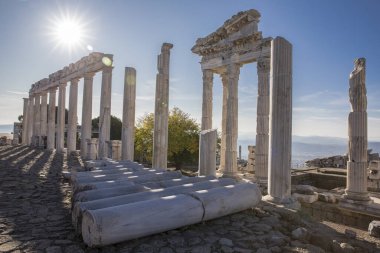 Türkiye 'nin antik Pergamon kentindeki Trajan tapınağı.