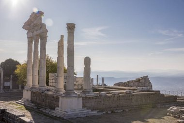 Türkiye 'nin antik Pergamon kentindeki Trajan tapınağı.