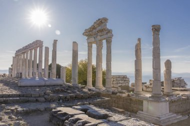 Türkiye 'nin antik Pergamon kentindeki Trajan tapınağı.