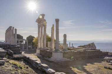 Türkiye 'nin antik Pergamon kentindeki Trajan tapınağı.