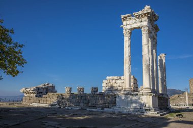Türkiye 'nin antik Pergamon kentindeki Trajan tapınağı.