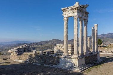 Türkiye 'nin antik Pergamon kentindeki Trajan tapınağı.
