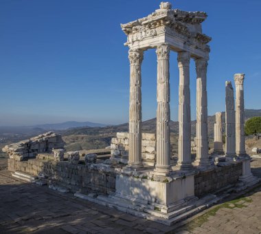 Türkiye 'nin antik Pergamon kentindeki Trajan tapınağı.