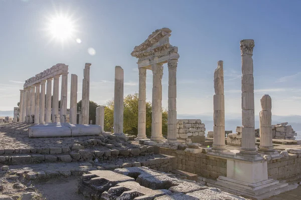 Türkiye 'nin antik Pergamon kentindeki Trajan tapınağı.