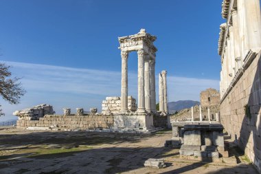 Türkiye 'nin antik Pergamon kentindeki Trajan tapınağı.