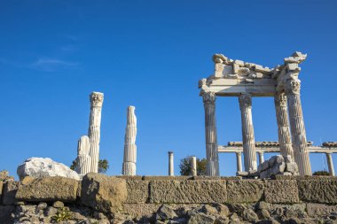 Türkiye 'nin antik Pergamon kentindeki Trajan tapınağı.