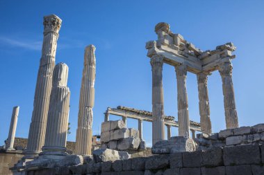 Türkiye 'nin antik Pergamon kentindeki Trajan tapınağı.