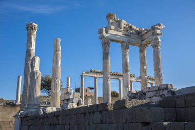 Türkiye 'nin antik Pergamon kentindeki Trajan tapınağı.