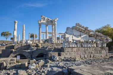 Türkiye 'nin antik Pergamon kentindeki Trajan tapınağı.