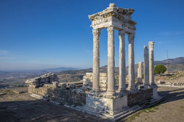 Türkiye 'nin antik Pergamon kentindeki Trajan tapınağı.