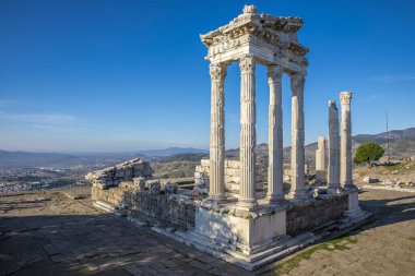 Türkiye 'nin antik Pergamon kentindeki Trajan tapınağı.