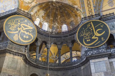 Ayasofya içinde İstanbul 'un en büyük bazilikasının tarihi mimarisi.