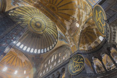 Ayasofya içinde İstanbul 'un en büyük bazilikasının tarihi mimarisi.