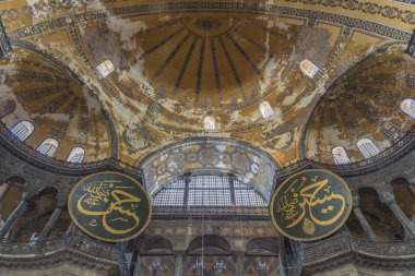 Ayasofya içinde İstanbul 'un en büyük bazilikasının tarihi mimarisi.