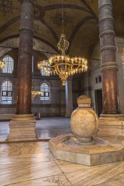 Ayasofya içinde İstanbul 'un en büyük bazilikasının tarihi mimarisi.