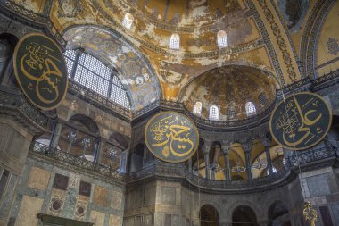 Ayasofya içinde İstanbul 'un en büyük bazilikasının tarihi mimarisi.