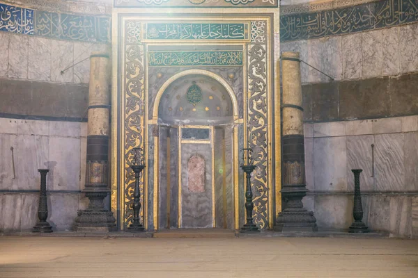 Ayasofya içinde İstanbul 'un en büyük bazilikasının tarihi mimarisi.