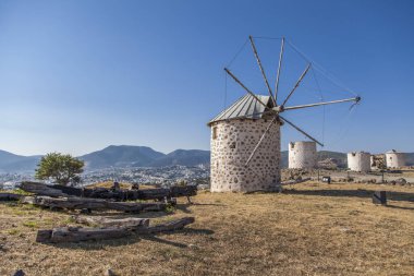Türkiye 'de yüksek tepenin Bodrum' unda yer alan eski yel değirmenleri.