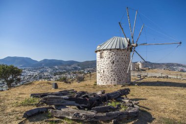 Türkiye 'de yüksek tepenin Bodrum' unda yer alan eski yel değirmenleri.