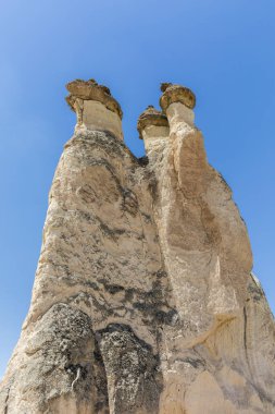  Hindi Kapadokya Simon Pasabaglari adı altında vadideki diğer doğal volkanik oluşumlar.