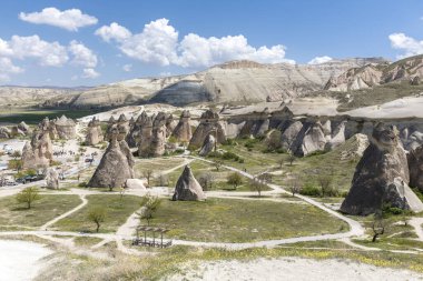  Hindi Kapadokya Simon Pasabaglari adı altında vadideki diğer doğal volkanik oluşumlar.