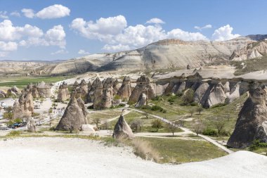  Hindi Kapadokya Simon Pasabaglari adı altında vadideki diğer doğal volkanik oluşumlar.