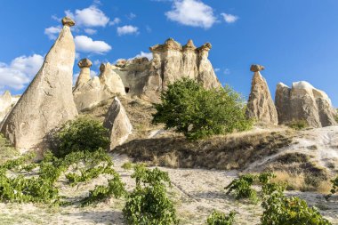Türkiye 'nin Kapadokya, Nevsehir, Türkiye' de volkanik tufa oluşumları.