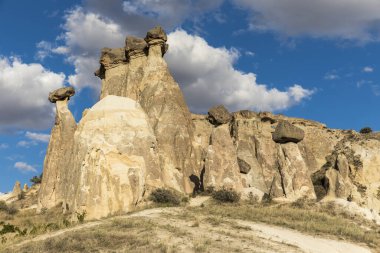 Türkiye 'nin Kapadokya, Nevsehir, Türkiye' de volkanik tufa oluşumları.