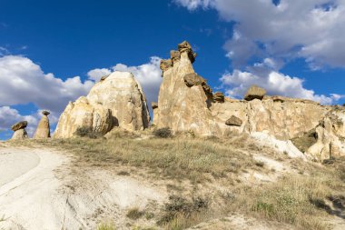 Türkiye 'nin Kapadokya, Nevsehir, Türkiye' de volkanik tufa oluşumları.