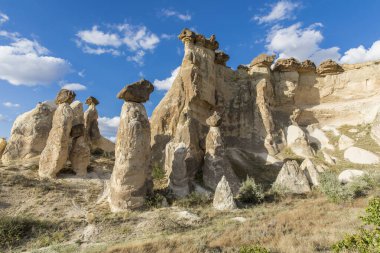 Türkiye 'nin Kapadokya, Nevsehir, Türkiye' de volkanik tufa oluşumları.
