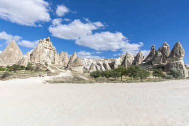 Türkiye 'nin Kapadokya, Nevsehir, Türkiye' de volkanik tufa oluşumları.