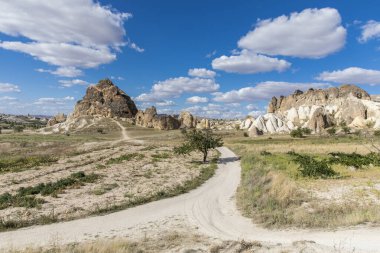  Türkiye 'nin Kapadokya, Nevsehir, Türkiye' de volkanik tufa oluşumları.