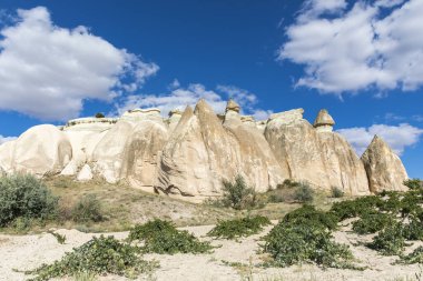  Türkiye 'nin Kapadokya, Nevsehir, Türkiye' de volkanik tufa oluşumları.