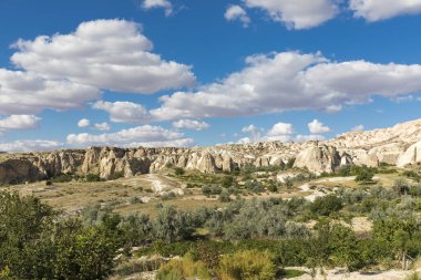  Türkiye 'nin Kapadokya, Nevsehir, Türkiye' de volkanik tufa oluşumları.