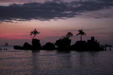 Boracay adasında beyaz sahil gün batımı, Filipinler.