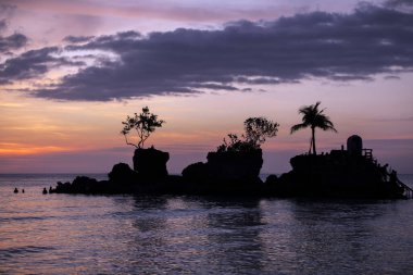 Boracay adasında beyaz sahil gün batımı, Filipinler.