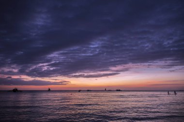 Boracay adasında beyaz sahil gün batımı, Filipinler.