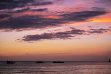 Boracay adasında beyaz sahil gün batımı, Filipinler.