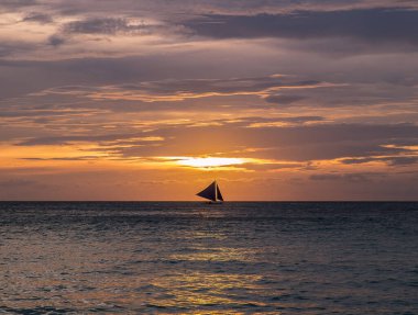 Boracay adasında beyaz sahil gün batımı, Filipinler.