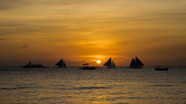 Boracay adasında beyaz sahil gün batımı, Filipinler.