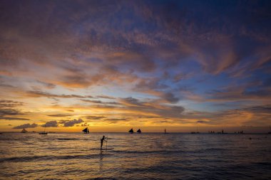 Boracay adasında beyaz sahil gün batımı, Filipinler.