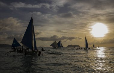 Boracay adasında beyaz sahil gün batımı, Filipinler.
