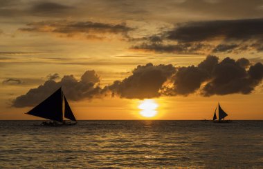 Boracay adasında beyaz sahil gün batımı, Filipinler.
