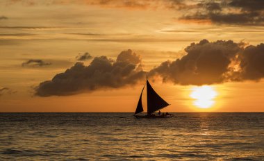 Boracay adasında beyaz sahil gün batımı, Filipinler.