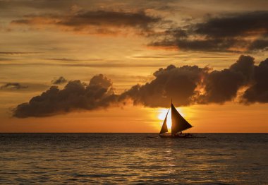 Boracay adasında beyaz sahil gün batımı, Filipinler.