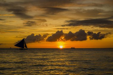 Boracay adasında beyaz sahil gün batımı, Filipinler.