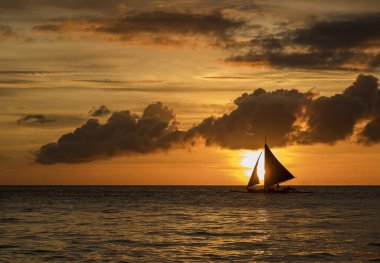 Boracay adasında beyaz sahil gün batımı, Filipinler.