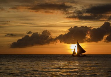 Boracay adasında beyaz sahil gün batımı, Filipinler.