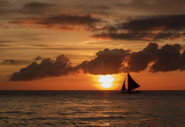 Boracay adasında beyaz sahil gün batımı, Filipinler.