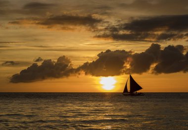 Boracay adasında beyaz sahil gün batımı, Filipinler.